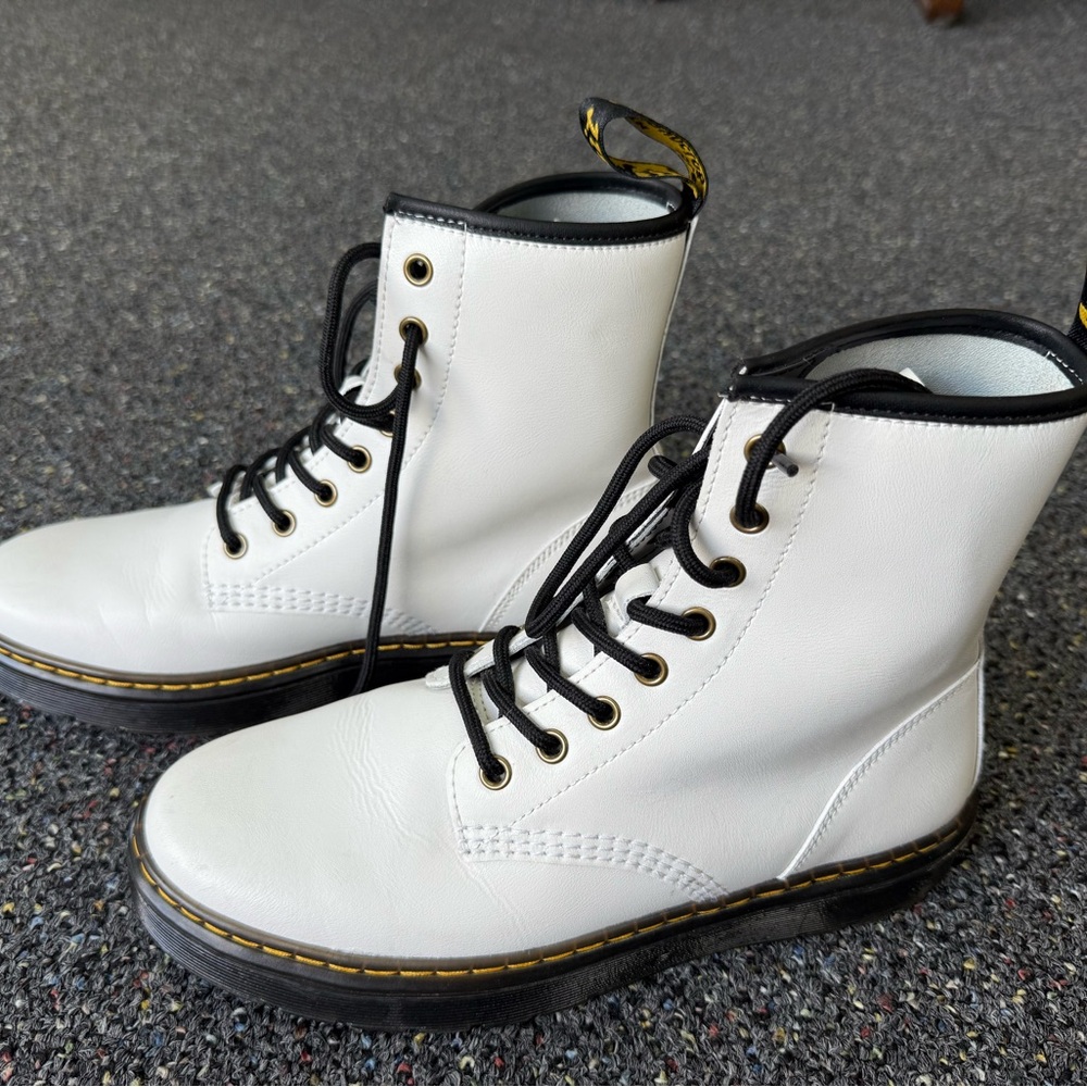 Dr Martens 1460 Smooth Lace Up Boots.  NWOT